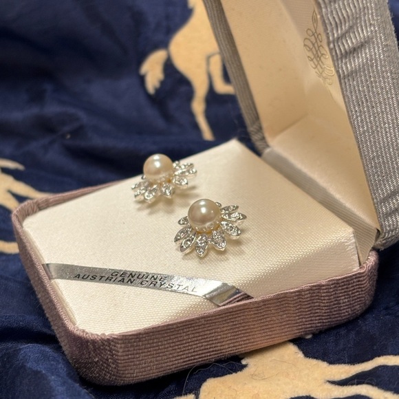 NIB Vintage Genuine Austrian Crystal Halo Flower Pearl Post Earrings Minimalist - Picture 9 of 13